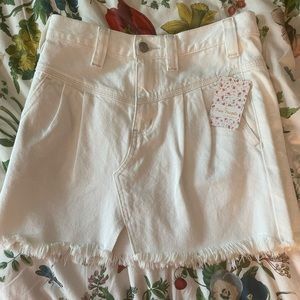 free people white clay jean skirt, never
worn
size 24, equivalent to a 0-2 or XS
